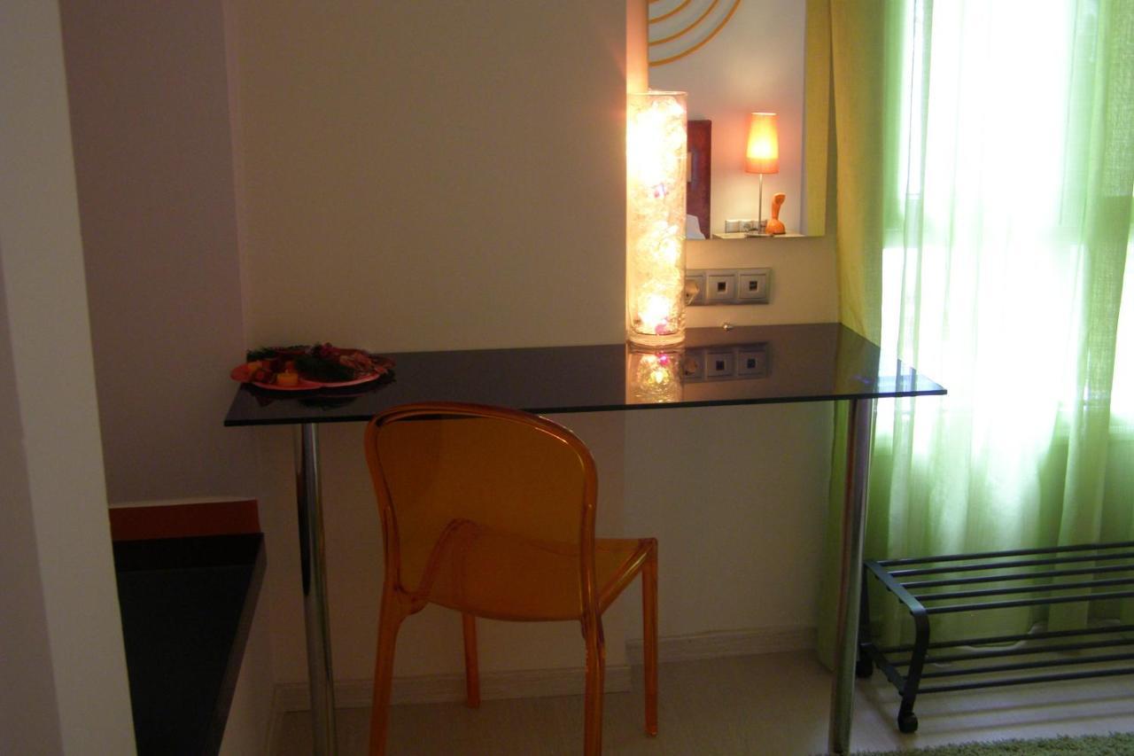 Room "Frog" In A Neoclasical House Костур Екстериор снимка