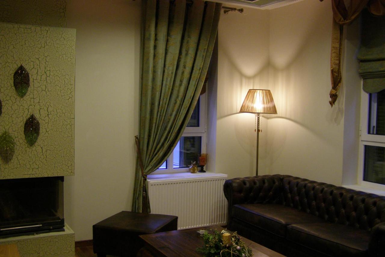 Room "Frog" In A Neoclasical House Костур Екстериор снимка