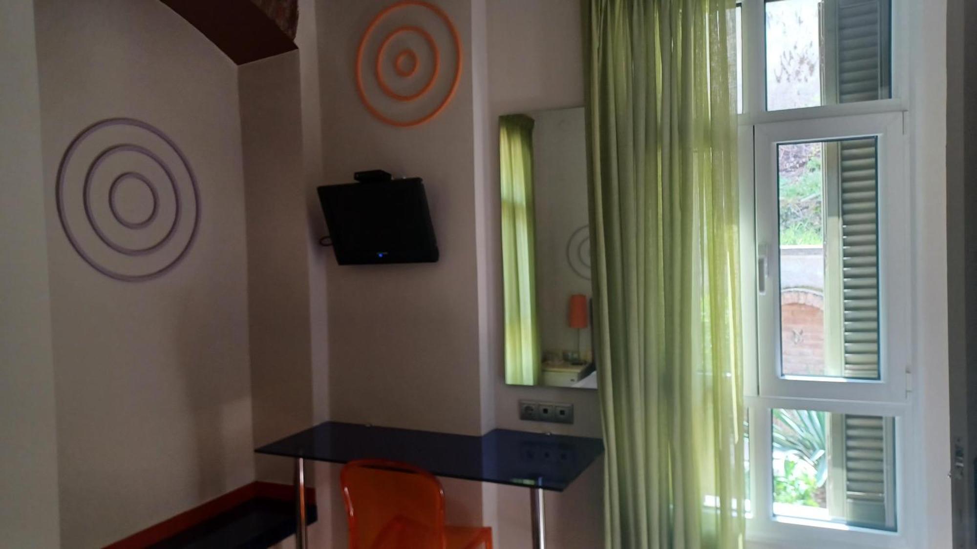 Room "Frog" In A Neoclasical House Костур Екстериор снимка