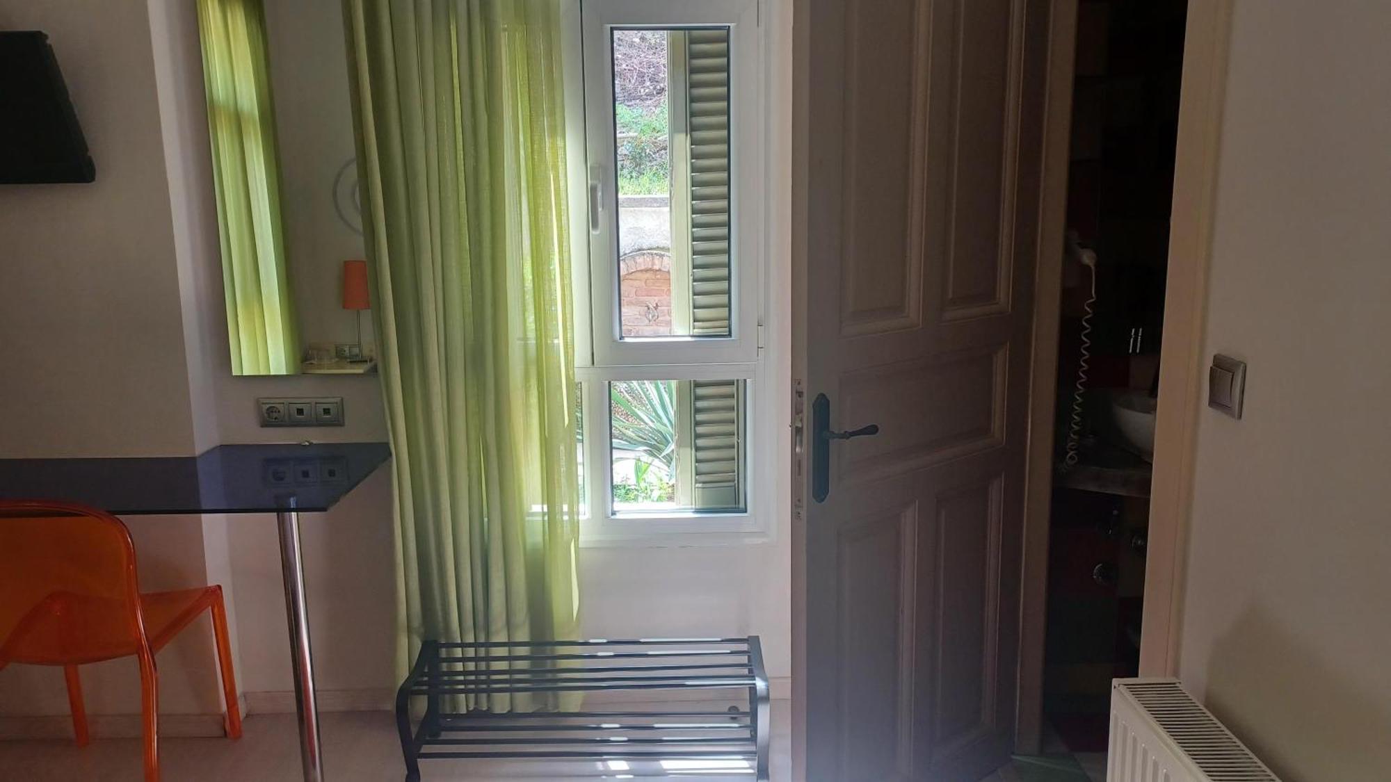 Room "Frog" In A Neoclasical House Костур Екстериор снимка